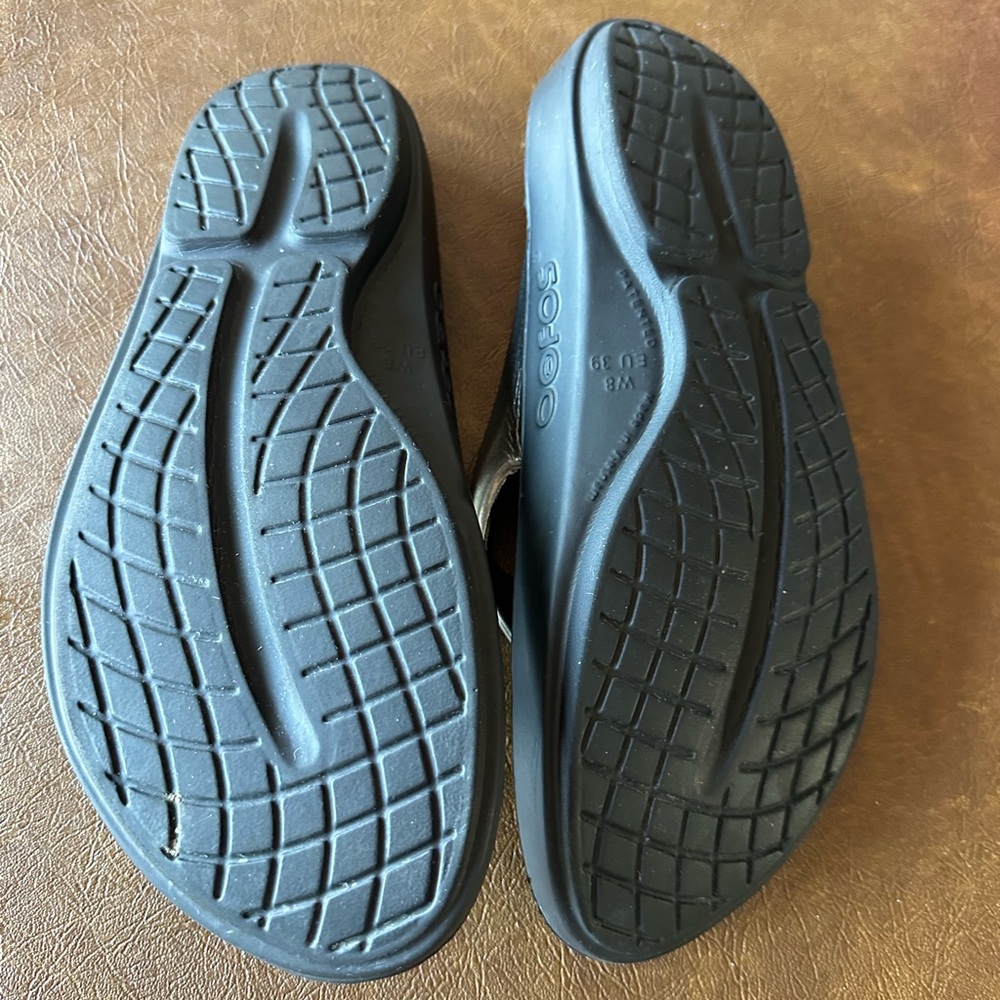 OOFOS Oolala Luxe Black and Sand Thong Sandals Women’s Size 39 - Picture 3 of 8